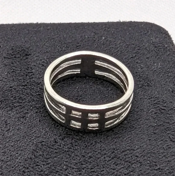 Abstract band ring - Picture 2 of 6
